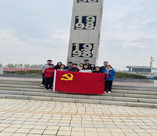 说明: C:\Users\Administrator\Desktop\2026世界杯官网学生党支部到九江抗洪广场开展党史学习教育\2026世界杯官网学生党支部到九江抗洪广场开展党史学习教育\be93345f0d0ef4ee1a46a085e33cc1b.jpg